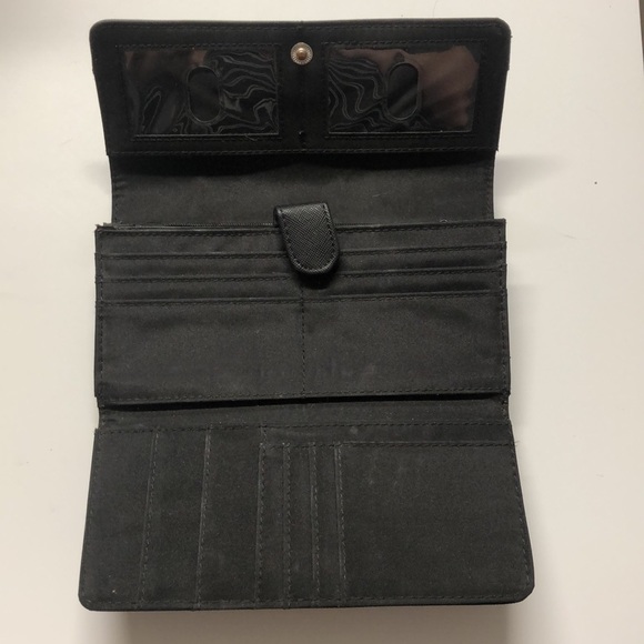 A black wallet - Picture 2 of 3